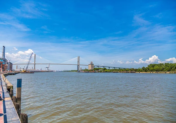 Подвесной мост через реку Улица — стоковое фото