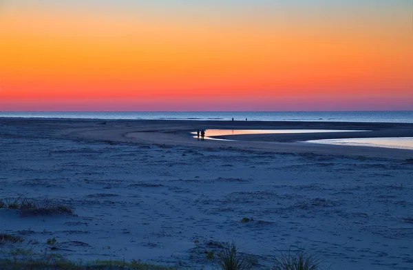 Camminatori sulla spiaggia dell'alba — Foto Stock