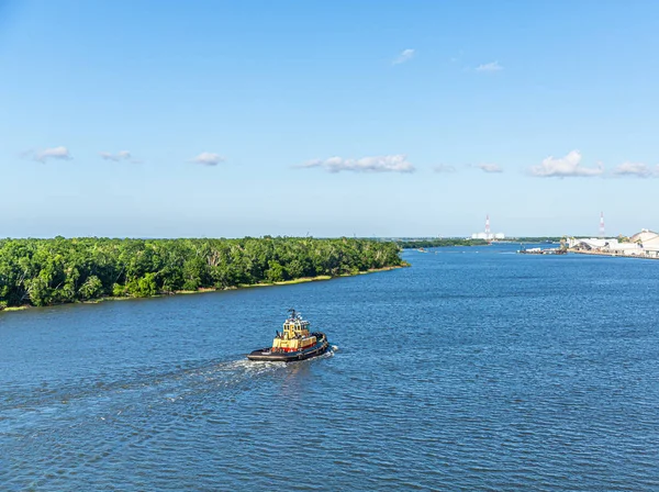 Tugboat na řece — Stock fotografie