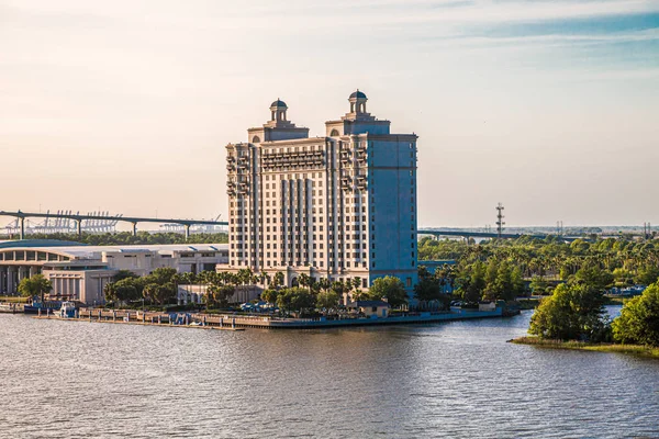 Hotel en River — Foto de Stock