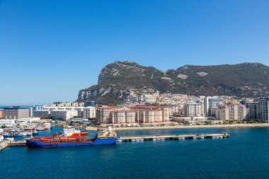 Mavi ve Turuncu Yük Gemisi