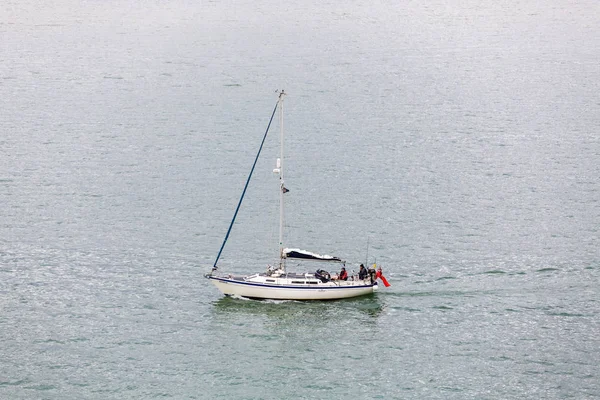Ouder koppel in kleine zeilboot — Stockfoto