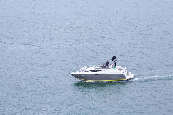 Dos parejas mayores en lancha motora — Foto de Stock