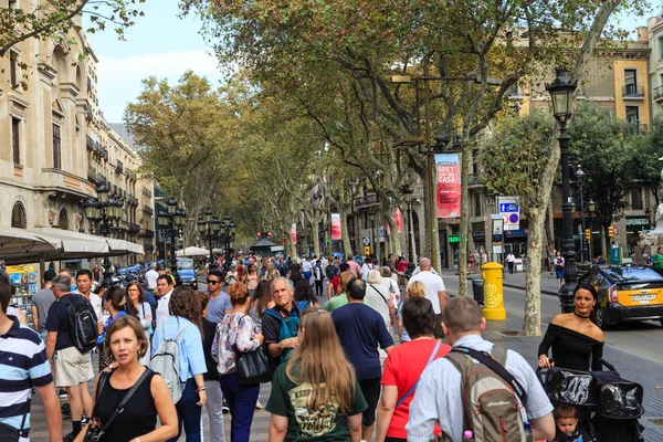 Turyści na La Rambla — Zdjęcie stockowe