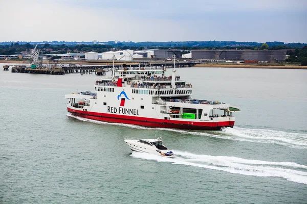 Ferry del embudo rojo que sale de Southampton — Foto de Stock