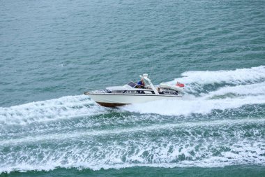 Motorlu Teknede Emekli Çift