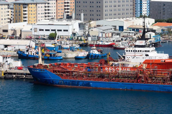 Rött och blått tankfartyg i Gibraltar — Stockfoto