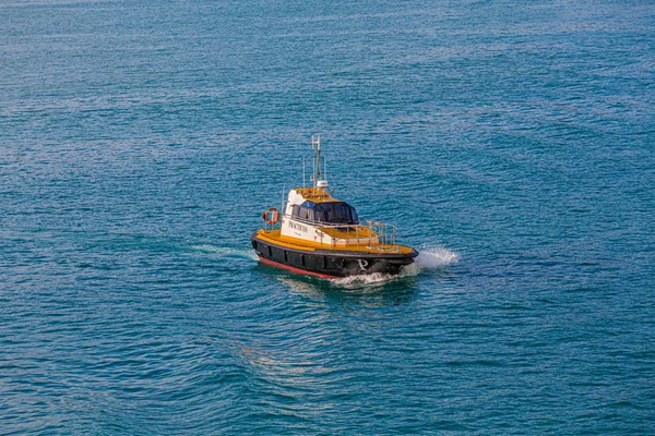 Yellow and Black Pilot Boat — Zdjęcie stockowe