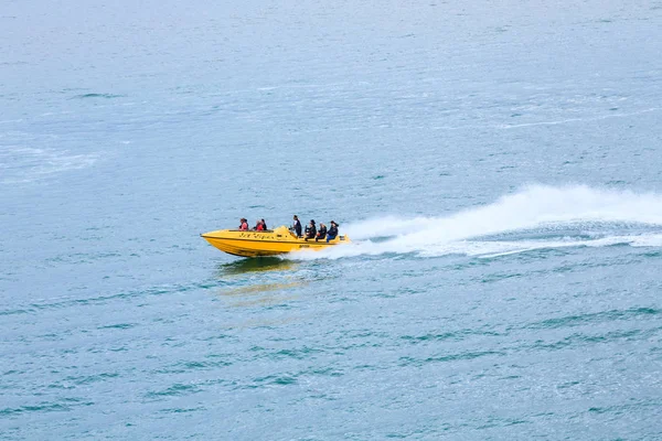 Pary na rekreacyjnych łodzi motorowych — Zdjęcie stockowe