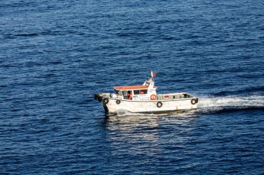 Gibralter 'de çalışan bir tekne.