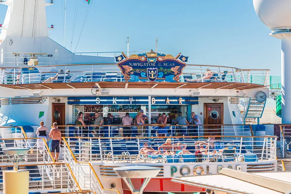 Pool Bar on Navigator of the Seas — Stock Photo, Image