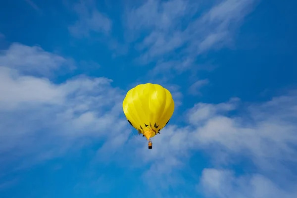 Gul varmluftsballong — Stockfoto