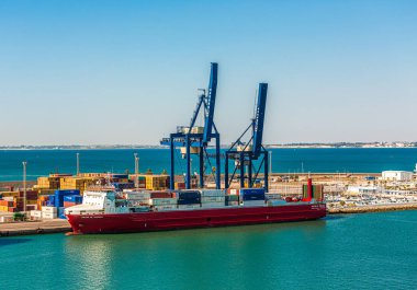 Cadiz limanı yük gemisi
