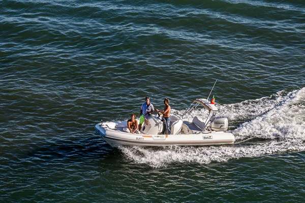 高速ボートで3人の男 — ストック写真