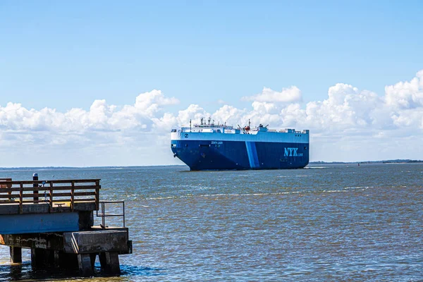 Ogromny Freighter off Saint Simons Pier — Zdjęcie stockowe