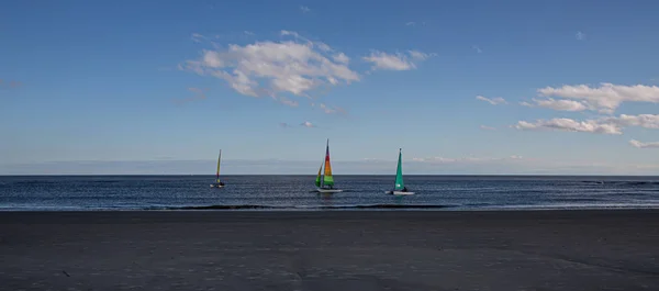 Segelboot-Panorama am Strand — Stockfoto