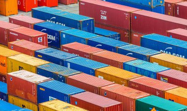 Renkli Yük Konteynerleri Sıraları