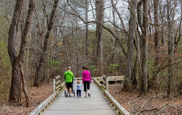 Familia caminando por sendero de madera —  Fotos de Stock