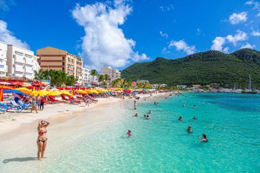 Philipsburg Plajındaki Kadın