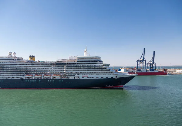 Cunard Kreuzfahrtschiff in cadiz — Stockfoto