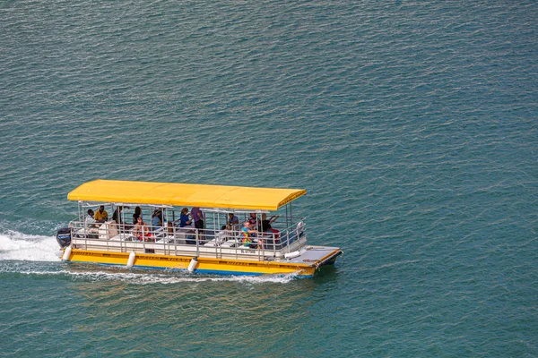 Barco de turismo em Santa Lúcia — Fotografia de Stock