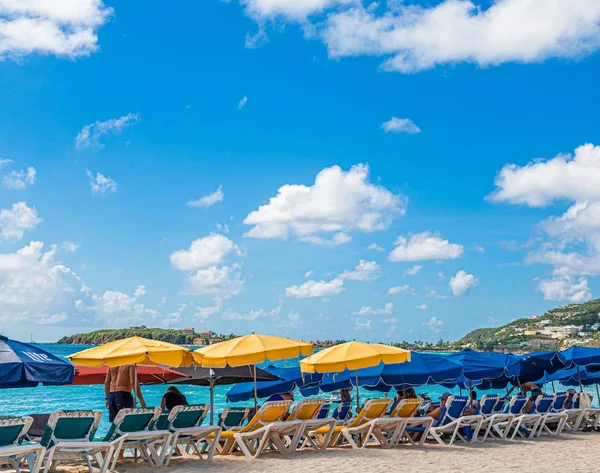Yellow and Blue Umbrellas in Sint Maarten — Stock Photo, Image