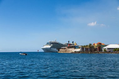 Cruise Ship Curacao demirledi