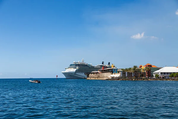 Statek wycieczkowy zadokowany w Curacao — Zdjęcie stockowe