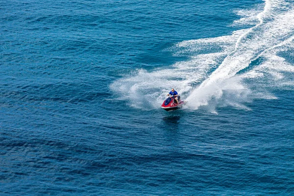 Raserei auf einem Jetski — Stockfoto