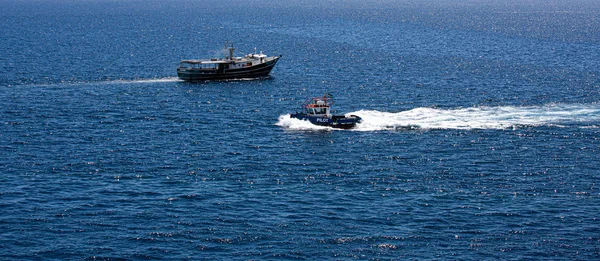 Barco-piloto e barco de pesca — Fotografia de Stock