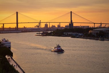 Alacakaranlıkta Köprü ve Römorkör