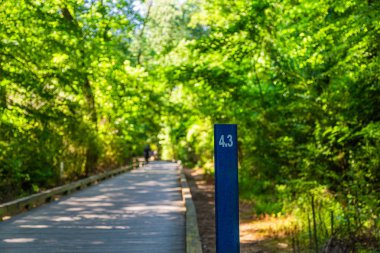 Arka Planda Walker ile Mile Marker