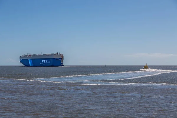 Vrachtschip verlaat Georgië kanaal — Stockfoto