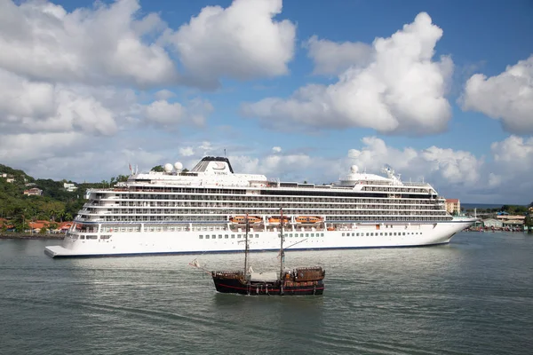 Barco pirata pasado Viking Cruise Ship —  Fotos de Stock