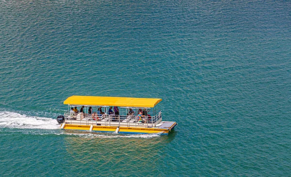 Ausflugsboot in castries heilige lucia — Stockfoto