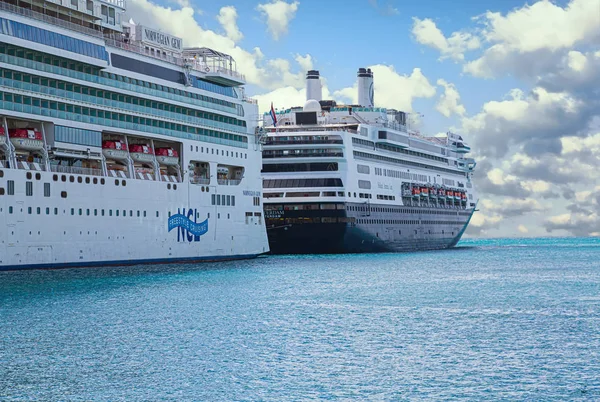 Twee cruiseschepen — Stockfoto