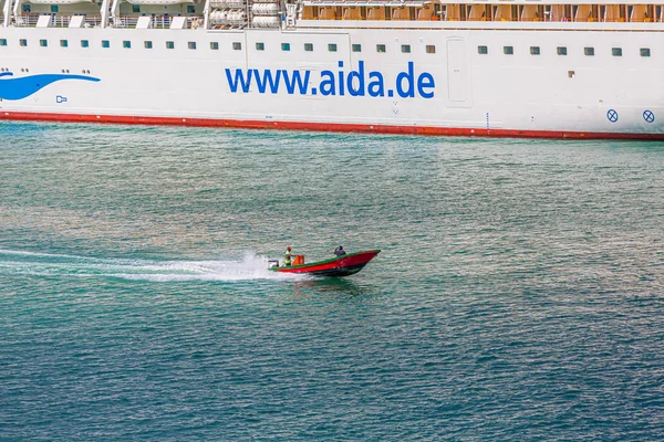 Boat Speeding Past Aida — Stock Photo, Image