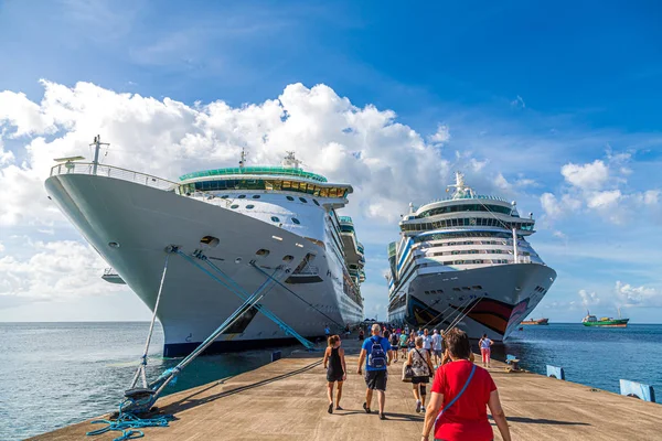 Walking Back to the Ships — Stock Photo, Image