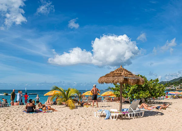 A Grenada strand turistái — Stock Fotó
