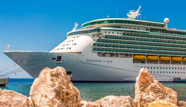 Navigatore dei mari oltre le rocce — Foto Stock