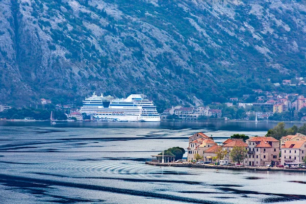 Kryssningsfartyg i Kotor — Stockfoto