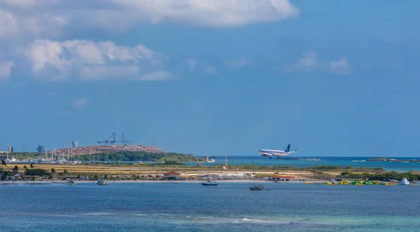 Avião JetBlue aterrissando em Aruba — Fotografia de Stock