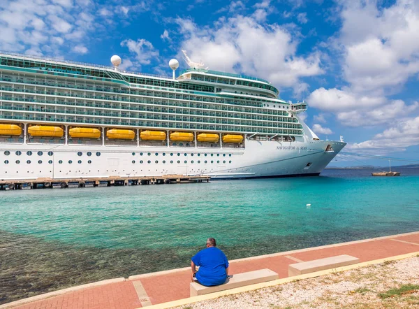 Ember nézi Cruise Ship — Stock Fotó