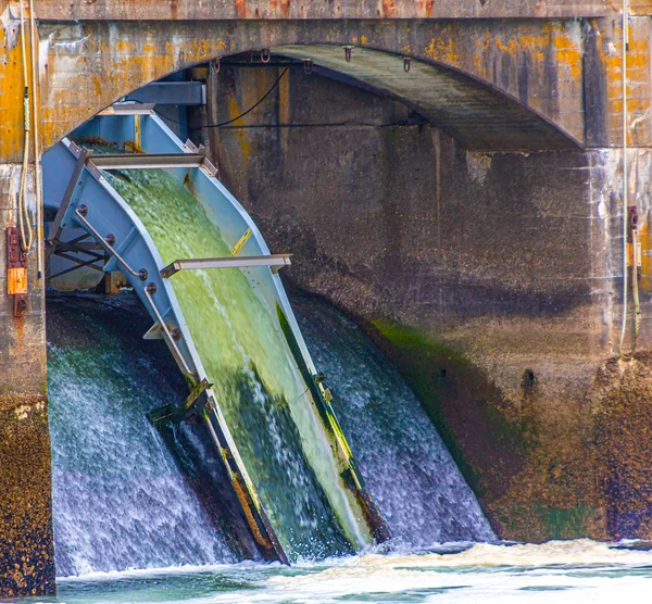 Dreno de transbordamento na barragem — Fotografia de Stock
