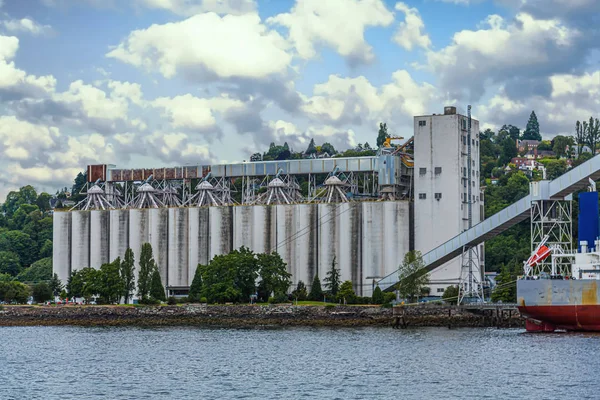 Silos de grano en la costa de Seattle — Foto de Stock