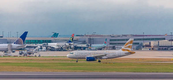 Vuelo de pasajeros de British Airways —  Fotos de Stock