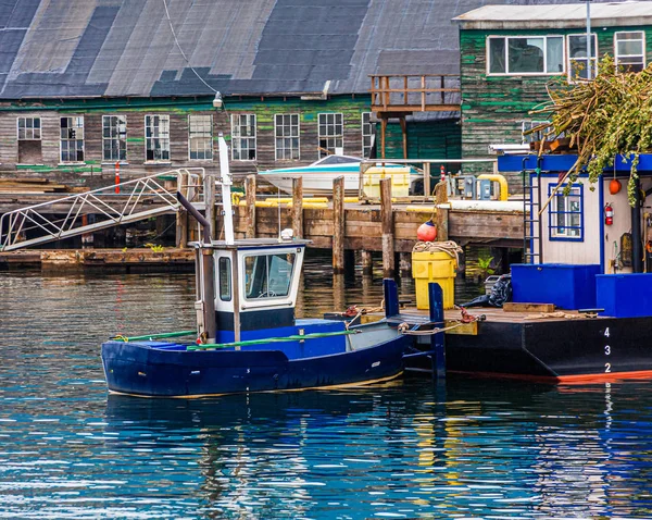 Kleines Boot angebunden — Stockfoto