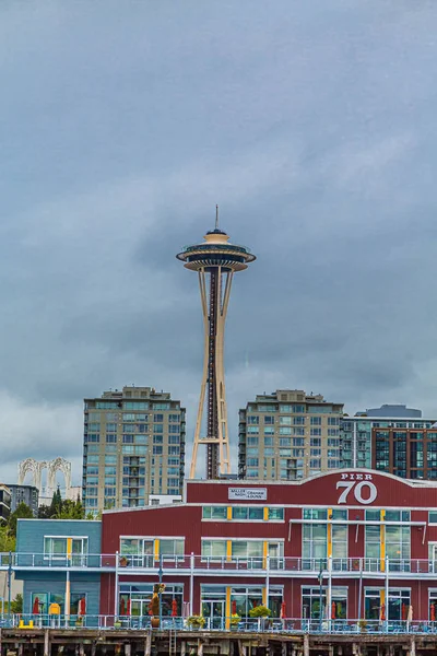 Pier 70 och Seattle skyline vertikal — Stockfoto