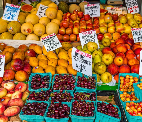 Cerezas Mangos Peras y melocotones —  Fotos de Stock