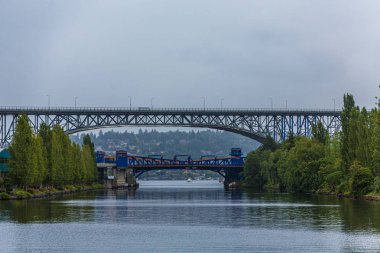 Göl Birliği Üzerinde İki Köprü